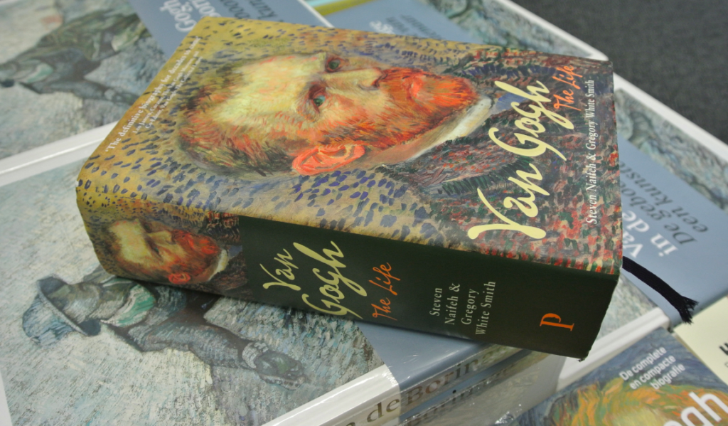 Libro "Van Gogh: the life" scritto dagli autori vincitori del premio Pulitzer Steven Naifeh e Gregory White Smith.